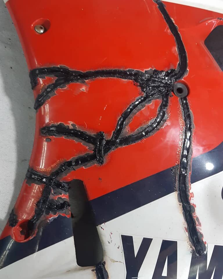 Zavarena i ojačana poleđina plastične maske motocikla